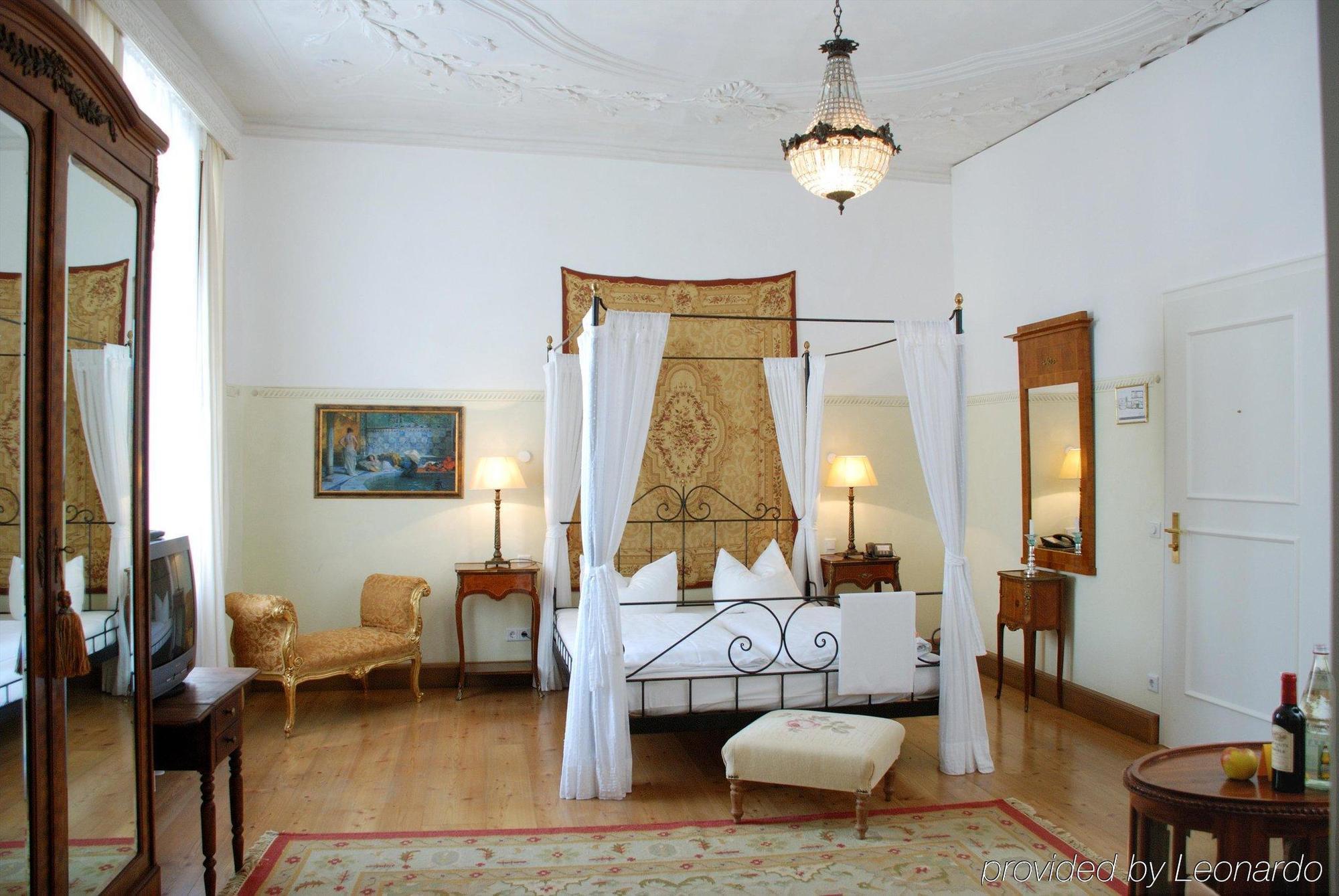 Hotel Orphee - Grosses Haus Регенсбург Номер фото